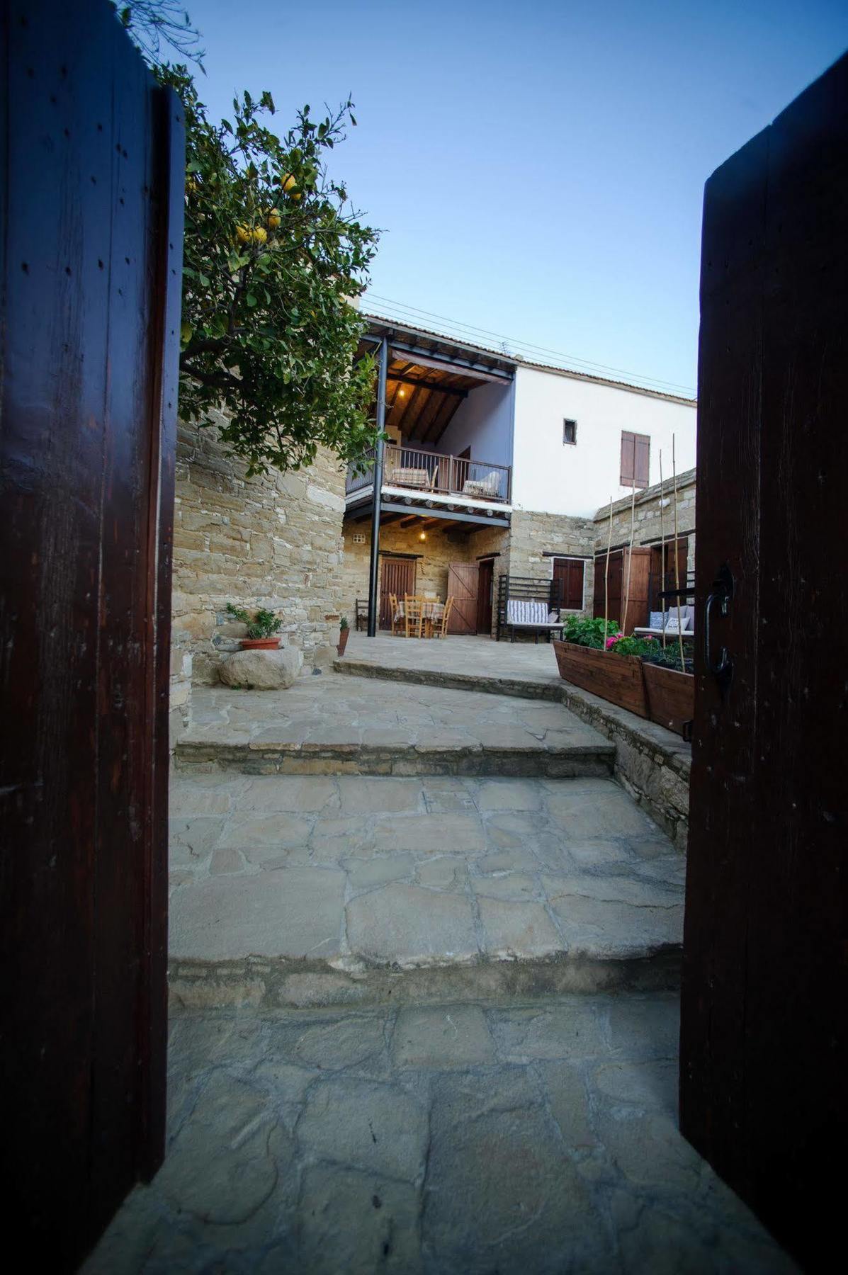 Teacher'S House Maroni Exterior photo